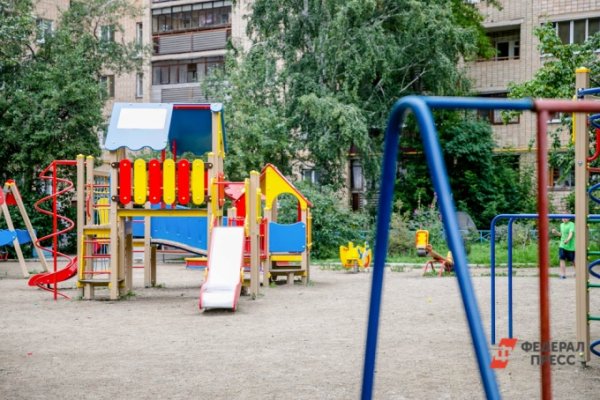 В Екатеринбурге ребенок сломал позвоночник, пока воспитатель полола траву