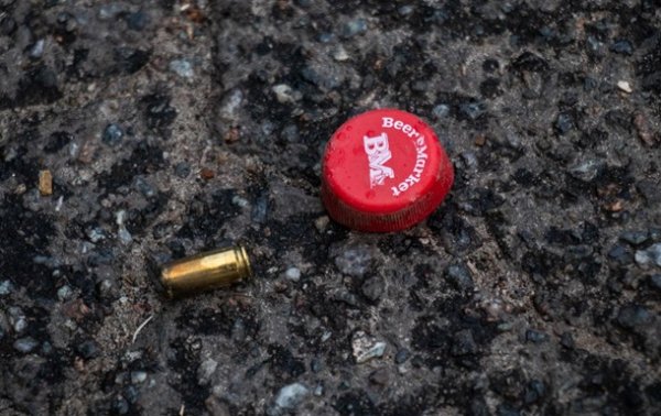 В Киеве мужчина открыл стрельбу из пистолета по троим парням - (видео)