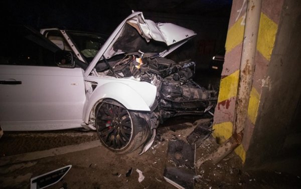 В Киеве Range Rover врезался в опору моста - (видео)