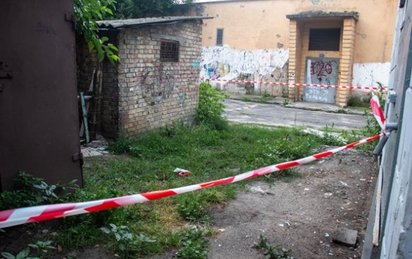 В Киеве женщина родила во дворе многоэтажки и ушла - (видео)