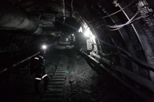 В Кузбассе в результате обрушения породы в шахте погиб горняк - «Политика»