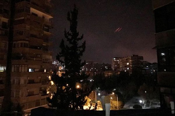 В небе над Дамаском прогремели мощные взрывы - «Политика»