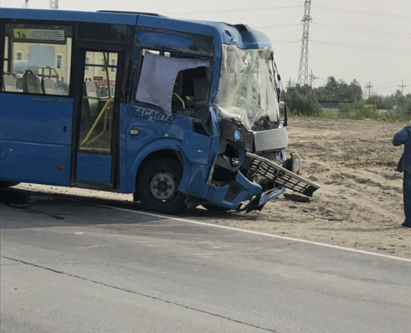 В Нефтеюганске столкнулись автобусы с пассажирами