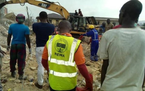 В Нигерии 12 человек погибли в результате обрушения здания - (видео)