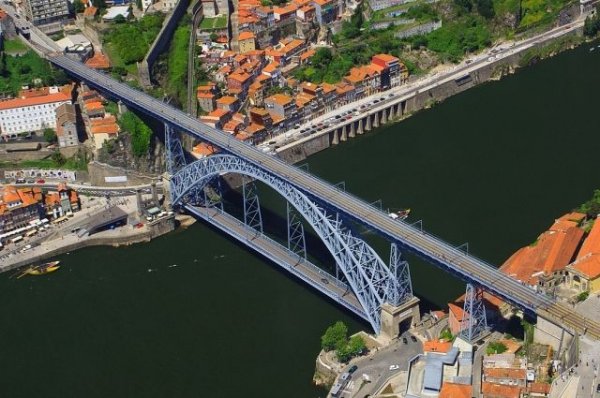 В Португалии обнаженная девушка прыгнула с 45-метрового моста - «Происшествия»