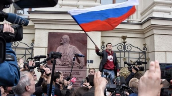 В центре Москвы проходит несогласованная акция оппозиции - «Новости Дня»