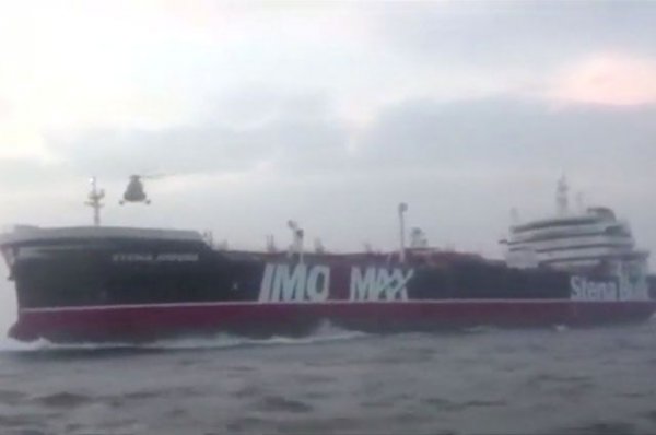 Владелец задержанного Ираном британского танкера связался с экипажем - «Политика»