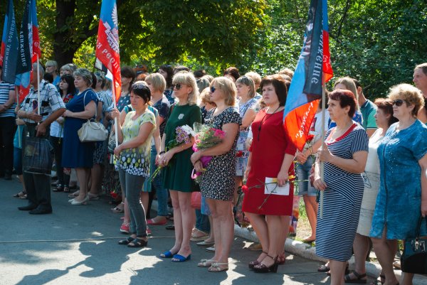 Жители ДНР в Снежном почтили память жертв авиаудара, нанесенного ВСУ по городу в 2014 году