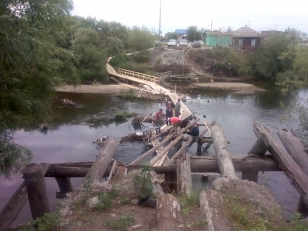 Жители еще одного уральского села сами строят мост без помощи властей