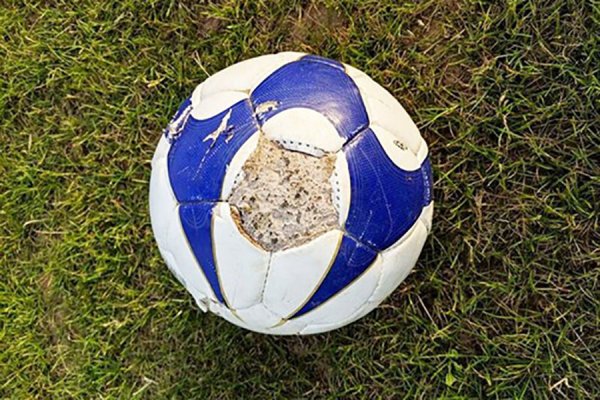 Злые шутники оставили на лужайке наполненный бетоном мяч - «Экономика»