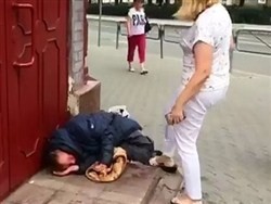 Российская чиновница избила ногами бомжа - «Культура»