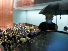 Толпа протестующих ворвалась в парламент Гонконга - «Военное обозрение»