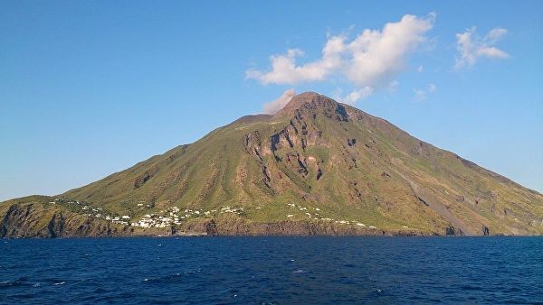 В Италии при извержении вулкана Стромболи погиб турист - «Экономика»