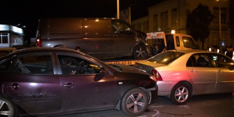 В Киеве Volkswagen протаранил два авто во время оформления ДТП - «Автоновости»