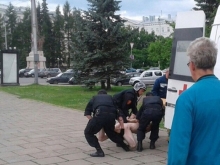 В Николаеве во время голосования мужчина снял трусы, чтобы «показать, что он украинец» - «Военное обозрение»