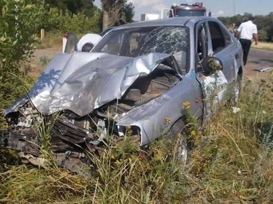 В Ростовской области столкнулись трактор и иномарка: пострадали трое