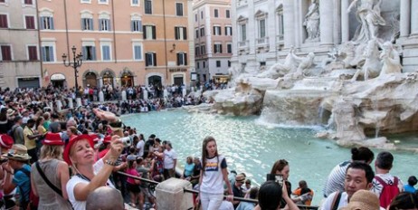 В столице Италии штраф за купание в фонтане подняли до 450 евро - «Экономика»