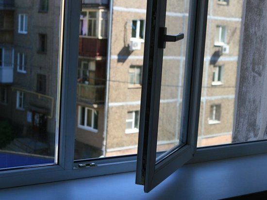 В Тверской области женщина не уследила за ребенком, и он выпал из окна