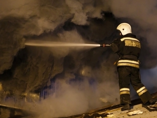 В Волгоградской области при пожаре в деревянном доме рухнула крыша