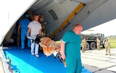 Во Львов авиацией доставили 12 раненых военных