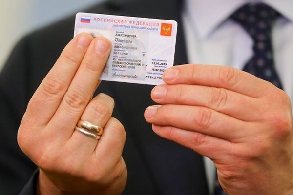 В России показали «паспорт будущего» размером с банковскую карту - «Новости Дня»