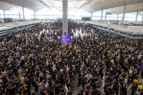 Аэропорт Гонконга возобновил прерванную из-за протестов работу - «Новости Дня»