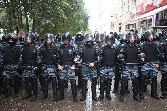 Более 124 тыс. человек выступили за запрет анонимности полицейских на митингах - «Новости дня»