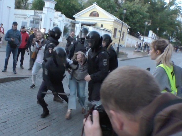Девушка, которую силовики при задержании ударили кулаком в живот, пожаловалась в СК РФ - «Новости дня»