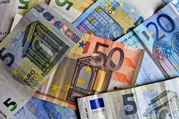 ЦБ закрепил курс евро на отметке выше 73 рублей | Экономика | Деньги - «Происшествия»