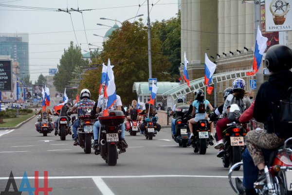 Донецкие мотоциклисты проехались по главным улицам столицы в честь Дня флага России