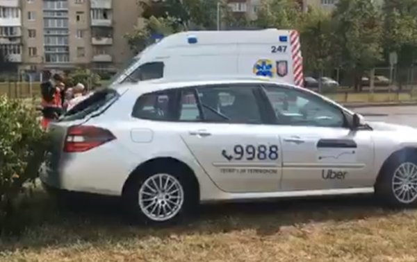 ДТП в Киеве: такси попыталось обогнать "скорую" - (видео)