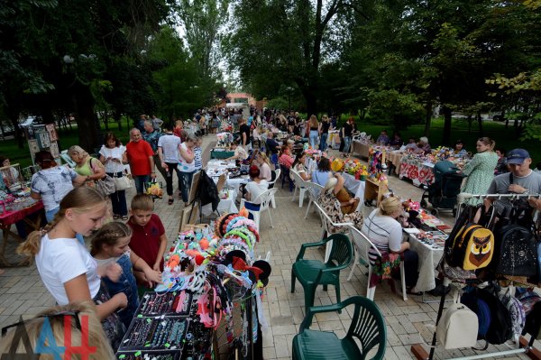 ФОТОРЕПОРТАЖ: Этнофестиваль «Гостиный дворъ» открылся на бульваре Пушкина в центре Донецка