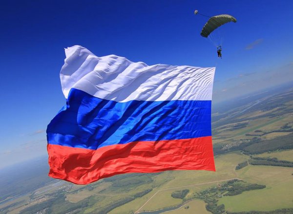 Какая республика в День флага России подняла его над своей столицей? - «Здоровье»