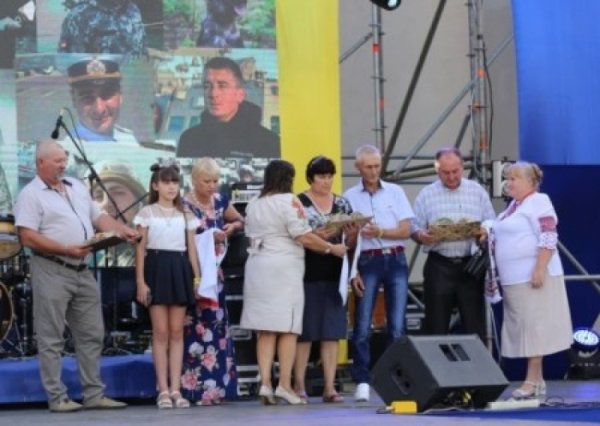Киев «поддержал» родителей украинских моряков – подарили по «рушнику» - «Военное обозрение»