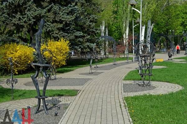 Кузнецы Донбасса организовали бесплатные обзорные экскурсии в парке кованых фигур в Донецке