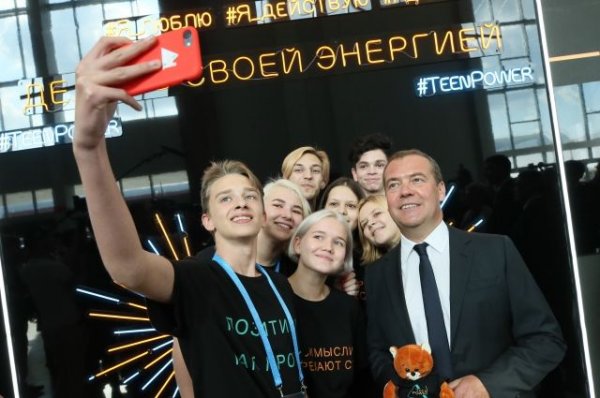 Медведев поблагодарил главу WorldSkills за поддержку российских инициатив | Общество - «Политика»