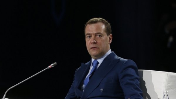 Медведев поручил серьезно рассмотреть идею о введении четырехдневной рабочей недели