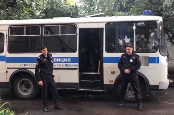 Мелкий чиновник из Москвы задержан на выходе из спецприёмника - «Новости Дня»