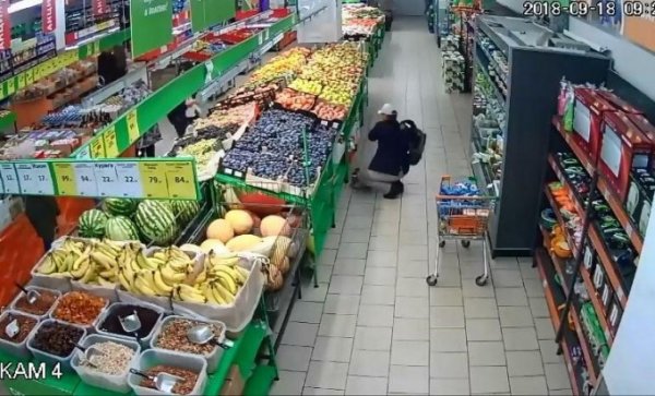 Мигранты на дорогой иномарке воровали продукты из уральского супермаркета
