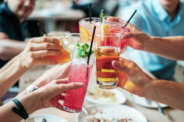 Минэкономразвития не одобрило возрастной ценз 21 год для крепкого алкоголя | Общество - «Политика»