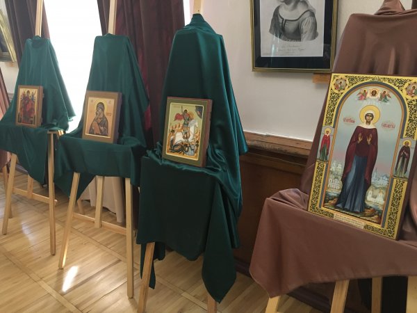 Общественники РФ передали для православных верующих ДНР более 20 икон мастеров Владимирской области