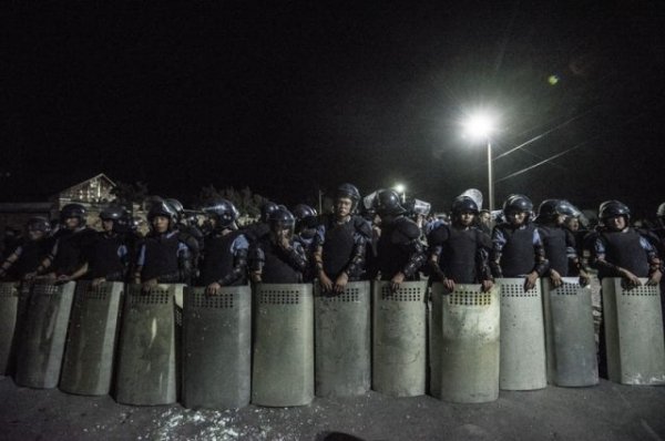 Правоохранители задержали 40 митингующих сторонников Атамбаева | Происшествия - «Политика»