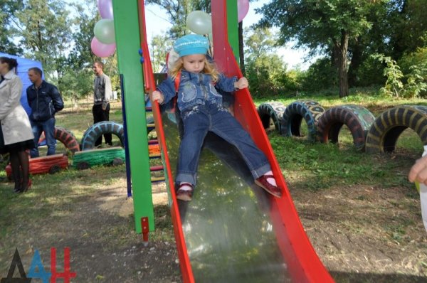 Пятая по счету детская площадка в прифронтовых районах ДНР открыта в Еленовке по инициативе ОП