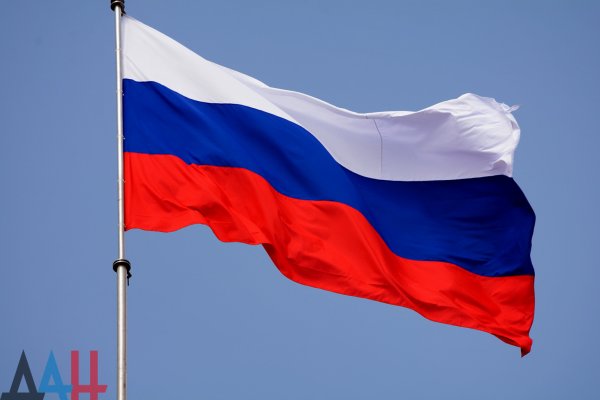 Российский триколор поднят в центре Донецка по случаю Дня Государственного флага РФ