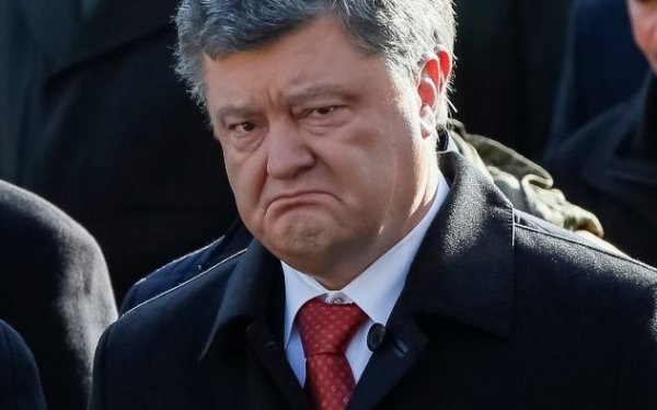 Уголовника Порошенко забросали яйцами после допроса - «Новости дня»