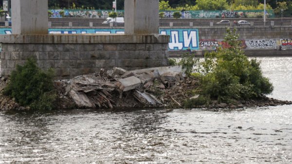 Украина наши дни. В Киеве рухнула часть пешеходного моста на Труханов остров - «Здоровье»