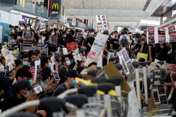 В аэропорту Гонконга демонстранты возобновили акцию протеста | В мире | Политика - «Происшествия»
