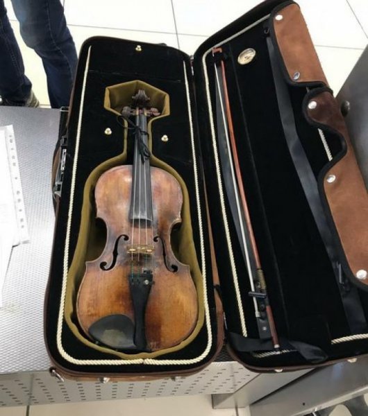 В Екатеринбурге пассажир хотел вывезти столетнюю скрипку в Китай
