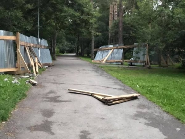 В Екатеринбурге разрушили забор в «Зеленой роще»