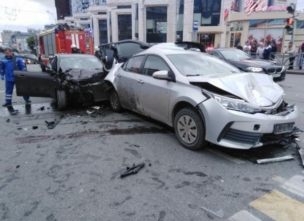 В Екатеринбурге в массовой аварии погибли два случайных человека